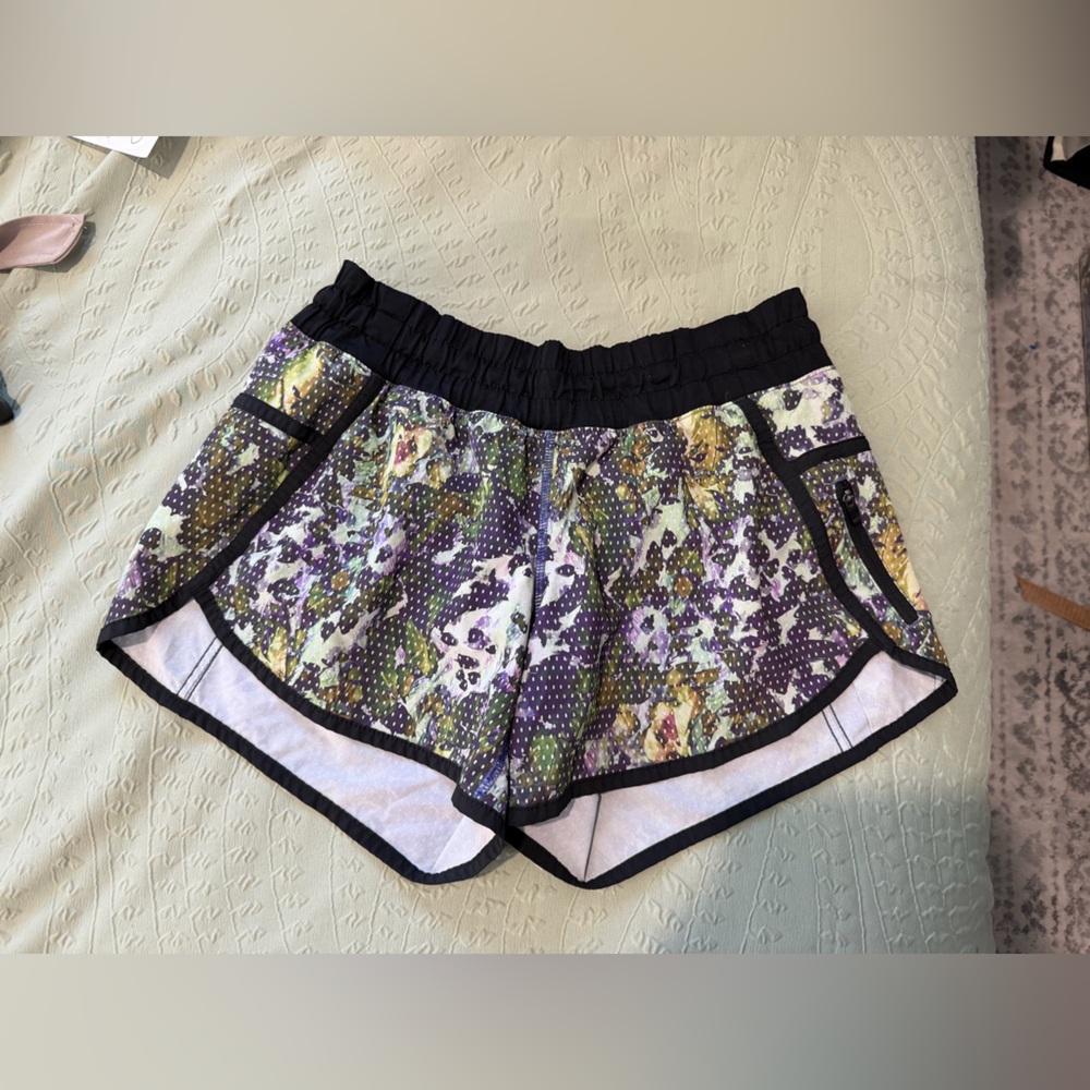 Lululemon Tracker Short III Womens 4 Floral Sport White Multi Zip Pocket Stretch